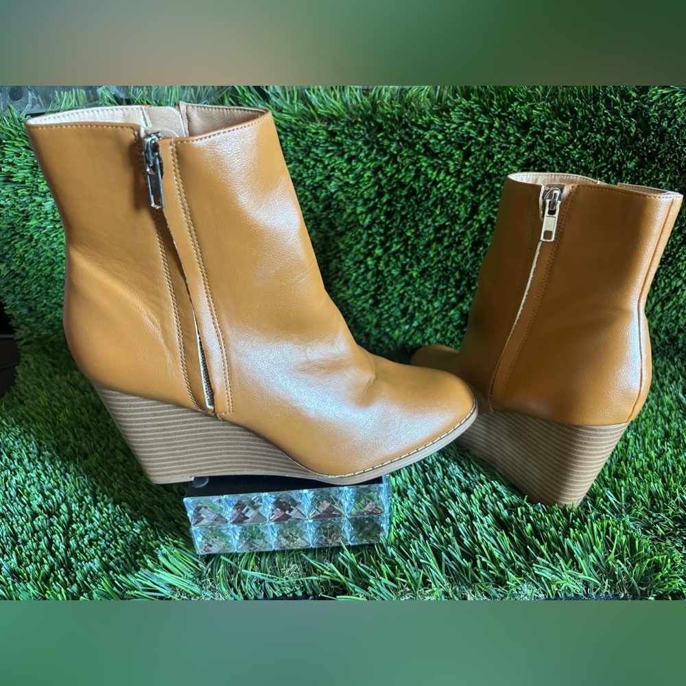 💜💜Tan Wedge Ankle Boots size #8.5 💜💜 Excellent condition , Box C .